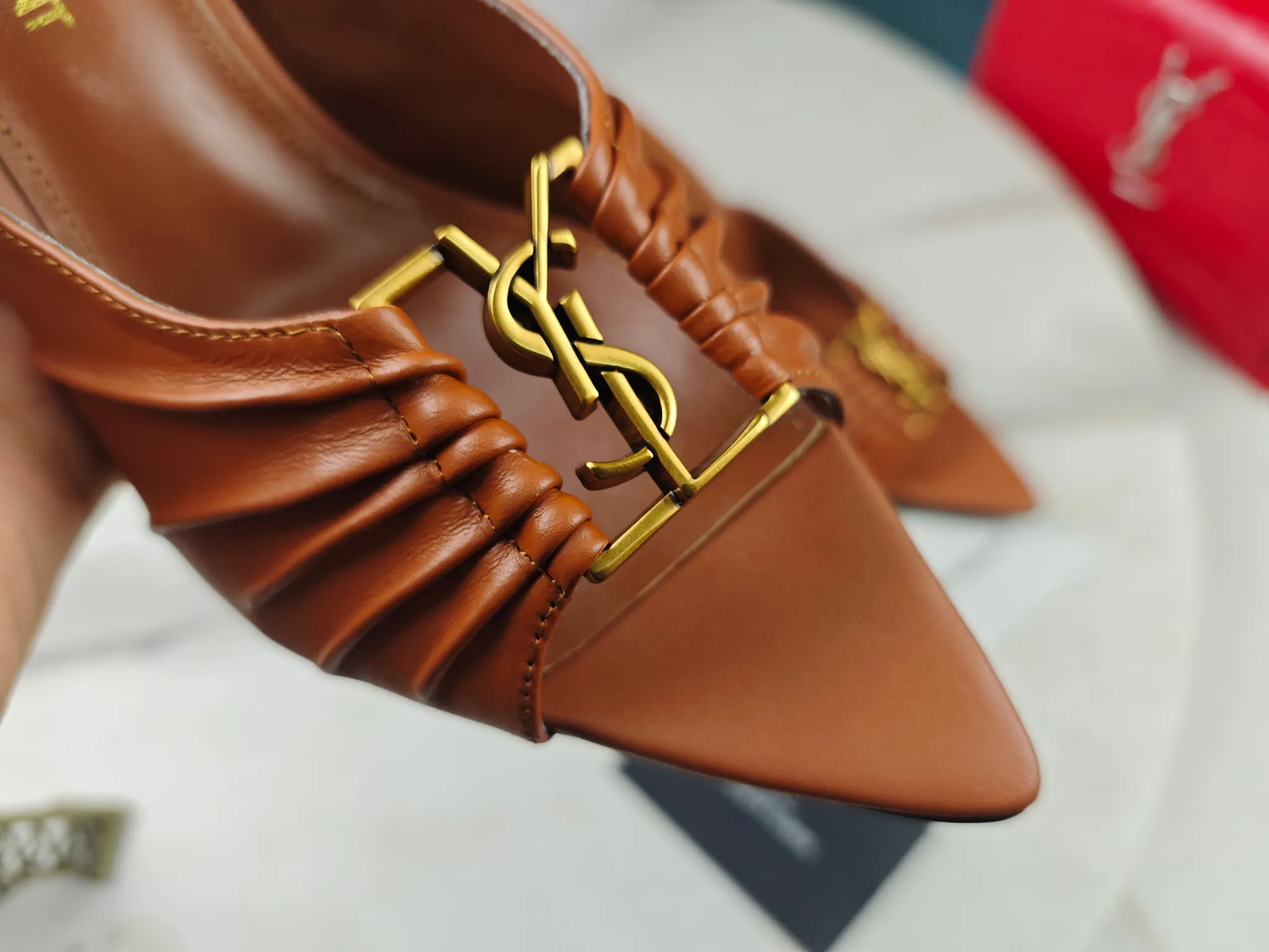 👟👟Ex-factory price 520👟👟 【Saint Laurent】Yves Saint Laurent, stiletto heel YSL sandals💃2024 early autumn counter synchronized with the latest styles, YSL, decoration👠 Classic and high-quality glamorous masterpieces, the hottest spring and summer series in the counter, with temperament, fashion, classic and attractive design style 😌The on-foot effect is particularly beautiful〰️, the material is imported from Italy, small black cow, imported black patent leather, lining, and foot pads; sheepskin, heel height, stiletto 9cm, size 35-41 (34.41.42 must be customized, non-returnable) outsole; imported genuine leather outsole, complete with counter packaging